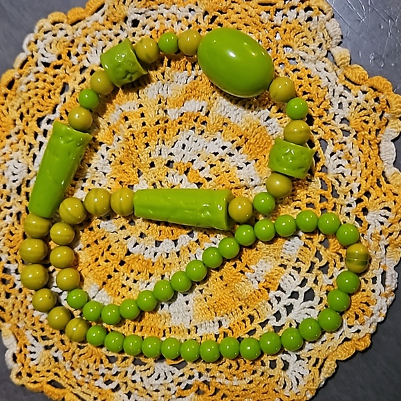 Vintage Green Carved Lucite Beaded Statement Necklace - Picture 9 of 9
